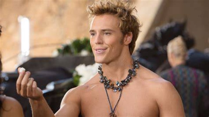 Actor Sam Claflin Shows Off His Abs in a Shirtless Instagram Shot ·