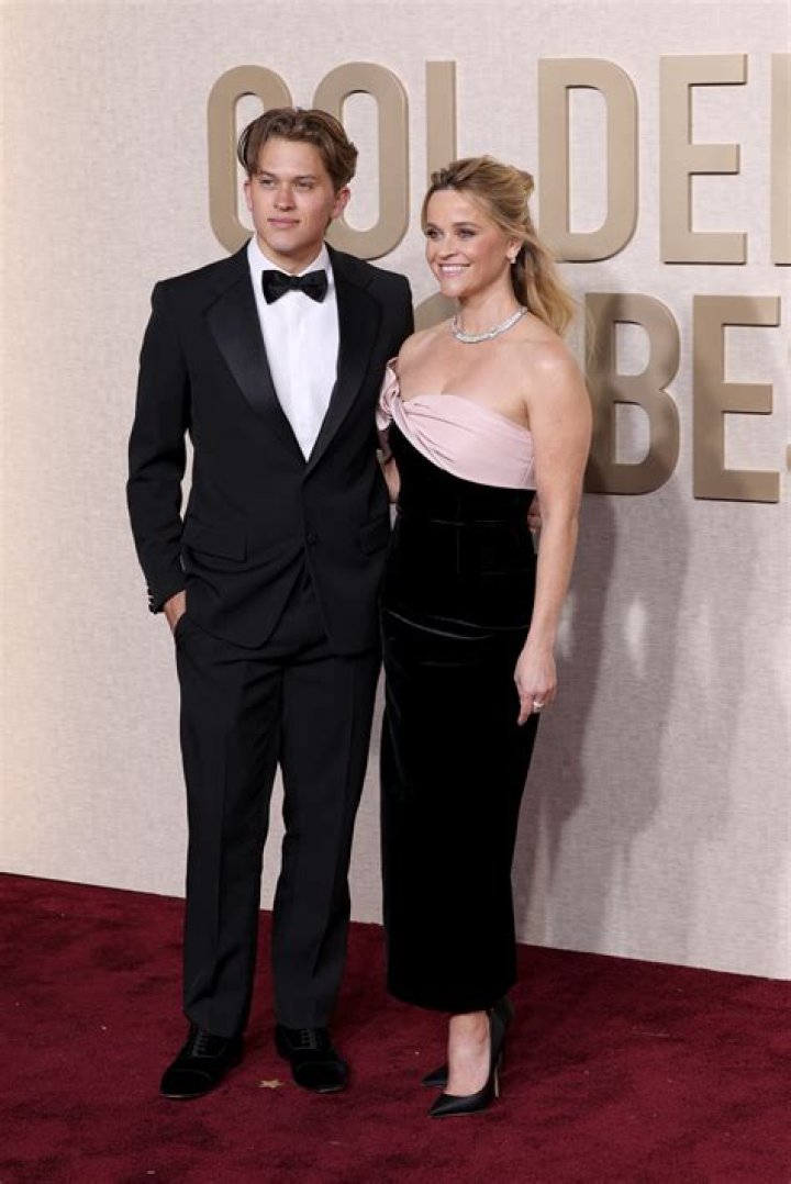 Ashton Kutcher Confronts Those Awkward Reese Witherspoon Red Carpet Photos: If I Put