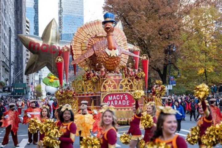 Chers Macy's Thanksgiving Day Parade performance interrupted by Christmas-colored glitch |