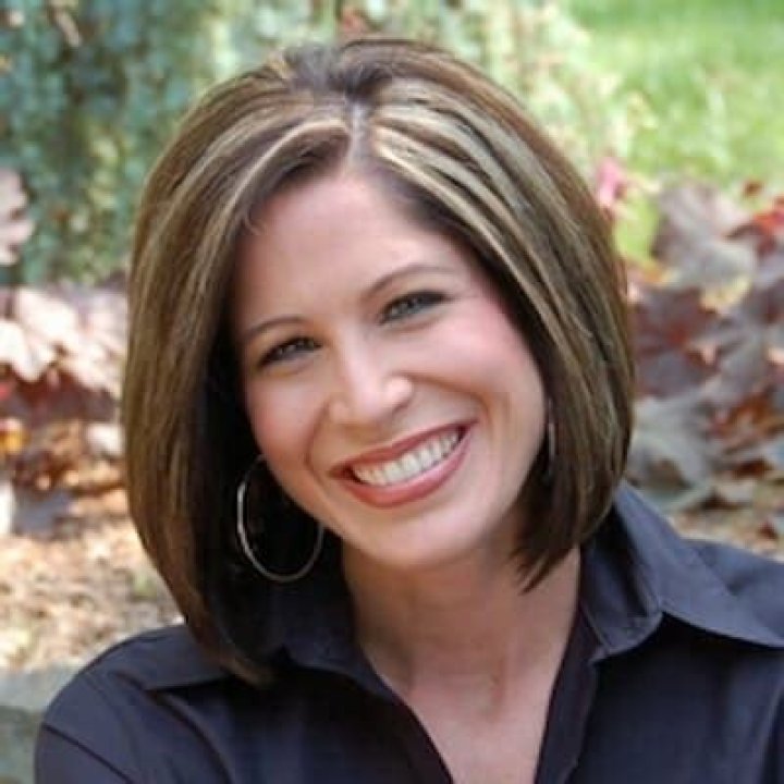 Dive Into The Life And Wealth Of Holly Thompson: Age, Bio, Husband,