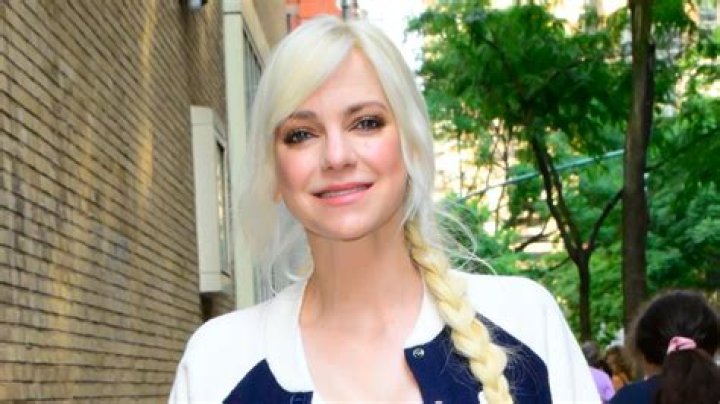 Exploring the Fascinating Journey of Anna Faris: A Closer Look at Her Career and Personal Life