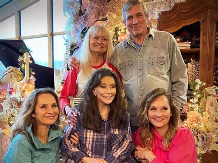 How Many Children Did Loretta Lynn Have?