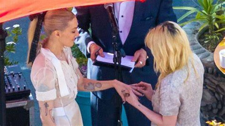 How Old Is Kristen Stewart? Net Worth, Awards, Movies, Boyfriends, Family, Age, Children & More