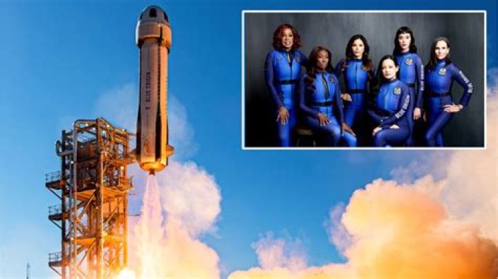 How tall is Michael Strahan? Ex- NFL star is tallest person to travel to space on Blue Origin's New ·