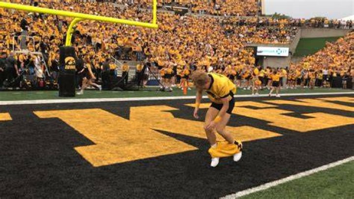 Iowa Cheerleader Pants Fall Down