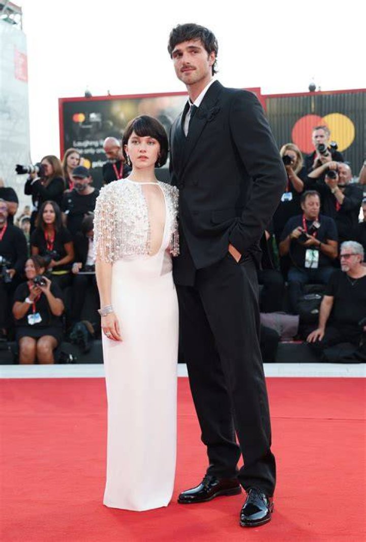 Jacob Elordi Height, Photos of Him Towering Over Co-Stars