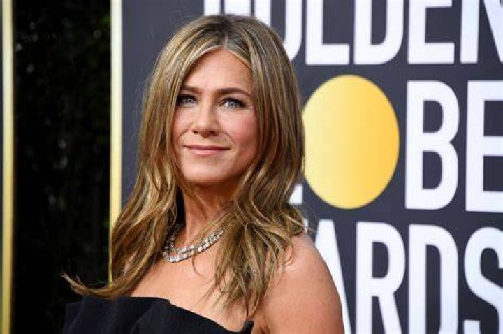 Jennifer Aniston showed off literal beach waves in a no-makeup selfie