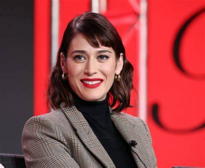 Lizzy Caplan - Bio, Age, Net Worth, Height, In Relation, Nationality, Career