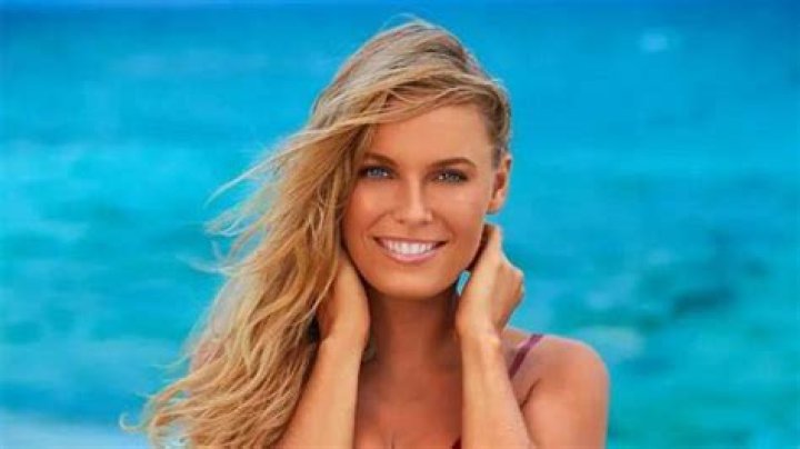 [VIDEO] Caroline Wozniackis Sports Illustrated Swimsuit Shoot In Body Paint Hollywood L ·